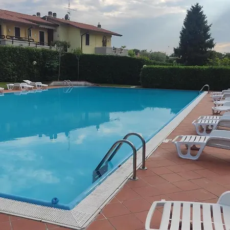 Vista Con Piscina בית נופש